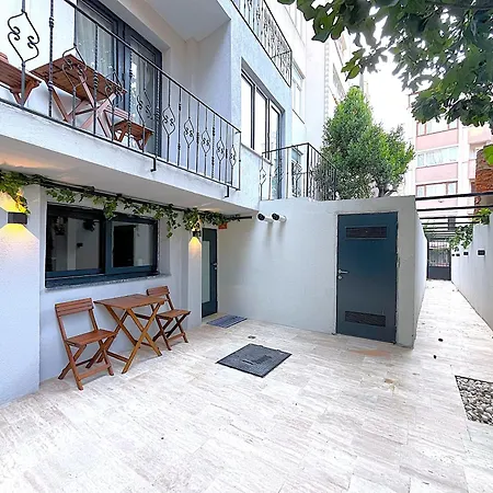 Fantastic With Cozy Backyard In Ortakoy-1 Daire İstanbul